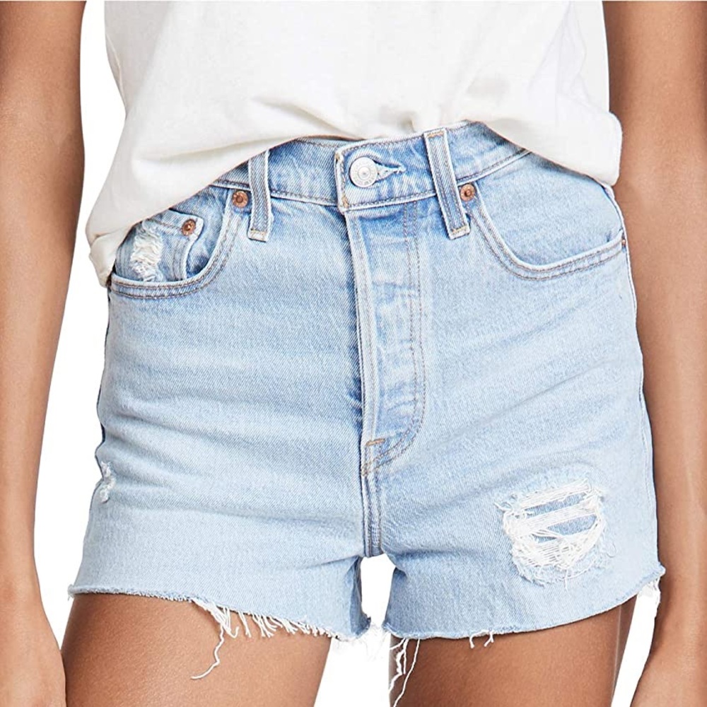 LEVI’S Ribcage Light Wash Shorts